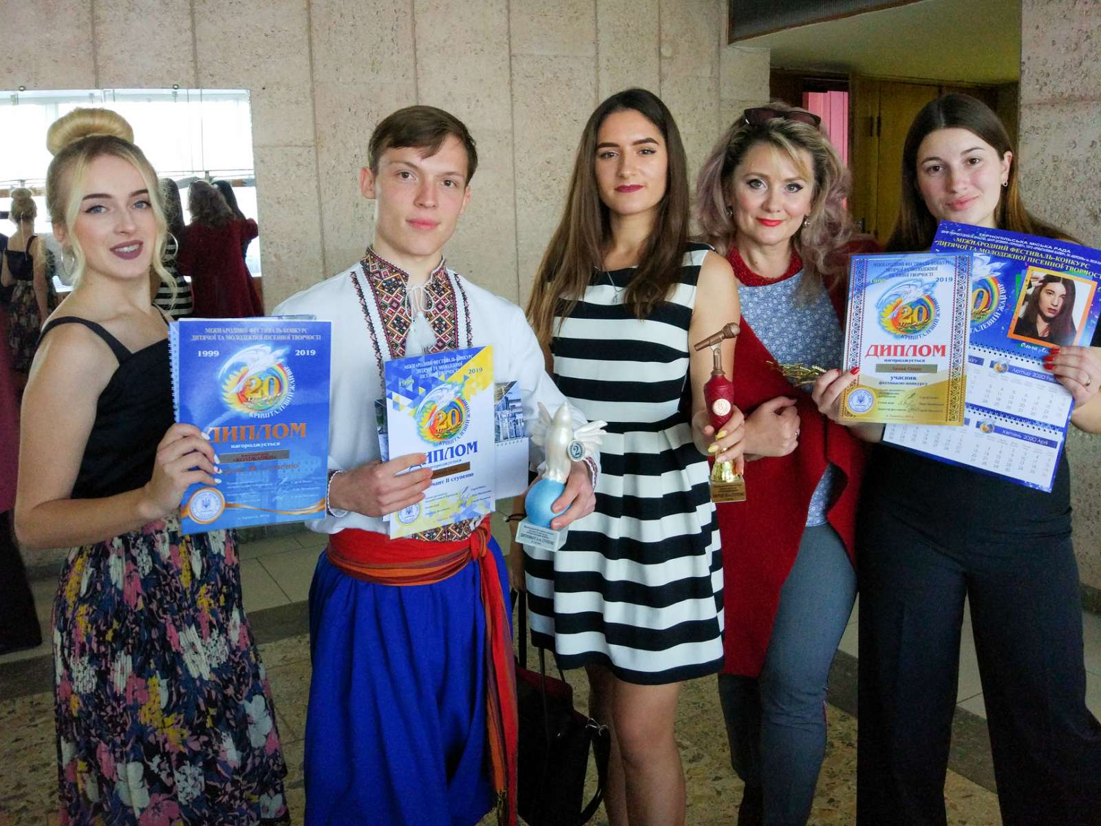 Творча група факультету мистецтв зі своїми трофеями